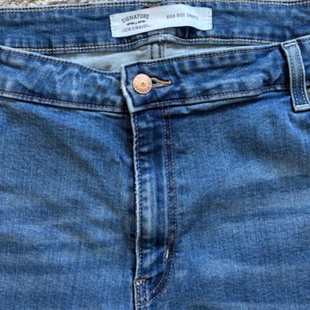 Levi's® Original Fit High Rise Women's Shorts Plus Size 22 - Picture 3 of 5